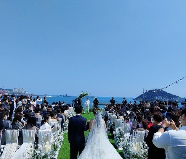 2일 오후 1시 부산 영도구에 있는 ‘피아크’에서 야외결혼식이 진행되고 있다.2022.4.2.© 뉴스1 손연우기자