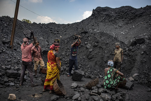 인도 자르칸드주의 석탄 작업 현장. 온실가스 감축에 부정적인 나라 중 한 곳인 인도는 탄소중립 시점을 아직까지 제시하지 않고 있다. AP=뉴시스