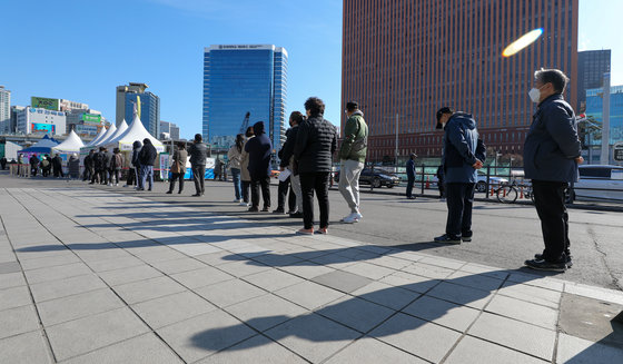 1일 서울역 광장에 마련된 중구 선별검사소에서 시민들이 신종 코로나바이러스 감염증(코로나19) 검사를 받기 위해 줄 서 있다. 뉴스1