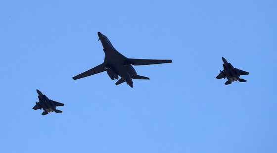 미 공군 전략폭격기 B-1B ‘랜서’(가운데)와 우리 공군 F-15K 전투기. 뉴스1