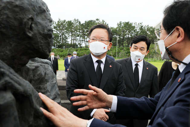 김부겸 국무총리가 26일 오전 제주시 봉개동 제주4·3평화공원을 찾아 행방불명인 표석에 있는 조형물 ‘해원’을 살펴보고 있다. 2021.6.26/뉴스1