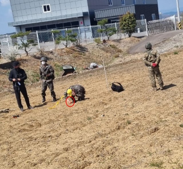 2일 오전 경남 사천시 공군 훈련기 충돌 사고 현장 인근 밭에서 조사관이 블랙박스 일부(붉은 색 원)를 회수하고 있다.