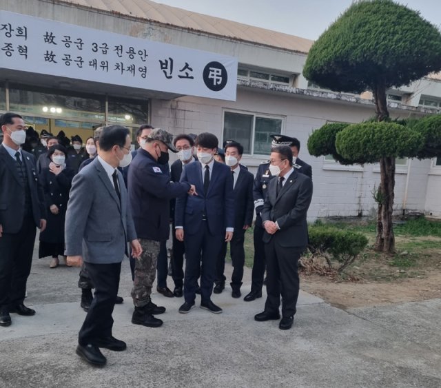 박인호 공군참모총장 설명 듣는 이준석 대표