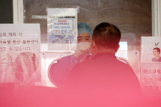 3일 오전 서울 중구 서울역광장에 마련된 신종 코로나바이러스 감염증(코로나19) 임시 선별검사소에서 검사가 진행되고 있다. 2022.4.3/뉴스1