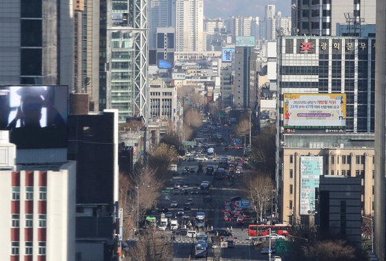 수도권 지역 미세먼지 농도가 ‘좋음’ 수준을 보인 1월11일 오후 서울 종로구 서울시교육청에서 바라본 광화문 네거리가 쾌청한 하늘을 보이고 있다. 2022.1.11/뉴스1