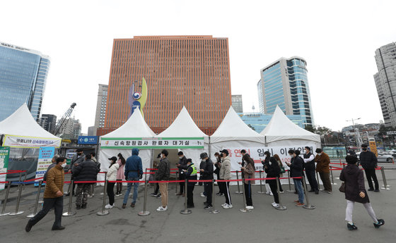 서울역 선별진료소에서 시민들이 신종 코로나바이러스 감염증(코로나19) 검체 검사를 받기 위해 줄을 서 있다.  2022.3.31/뉴스1 © News1