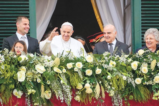 프란치스코 교황이 2일 지중해 몰타 수도 발레타의 기사단 궁전 발코니에서 군중에게 손을 흔들고 있다. 발레타=AP 뉴시스