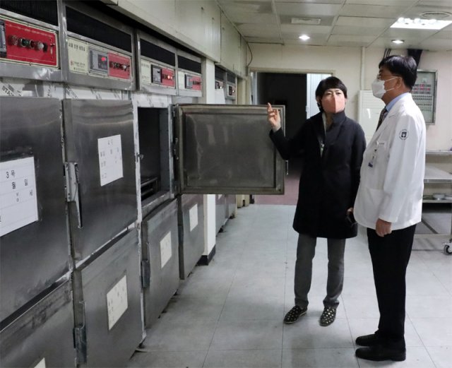 서울시 관계자들이 3일 서울의료원 강남분원 임시 안치실을 점검하고 있다. 뉴스1