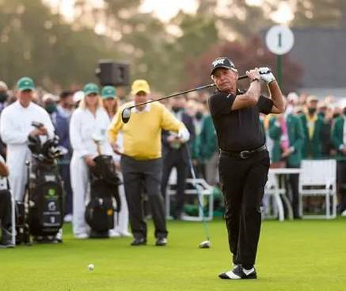 게리 플레이어(오른쪽)가 2021년 마스터스 시타자로 나서 잭 니클라우스가 지켜보는 가운데 안정된 스윙을 선보이고 있다. 사진 출처 가디언