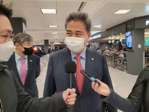윤석열 대통령 당선인의 ‘한미 정책협의 대표단’ 박진 단장이 3일(현지시간) 워싱턴DC 덜레스 국제공항에서 특파원들과 질의응답을 하고 있다. 뉴스1