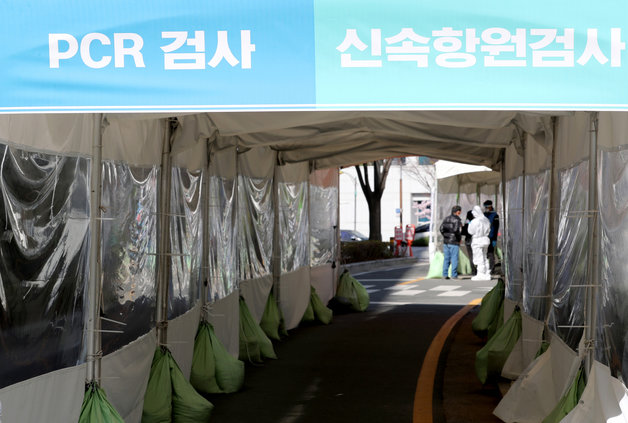 부산 연제구 연제구보건소에 마련된 선별진료소가 한산한 모습을 보이고 있다.2022.3.29/뉴스1 © News1