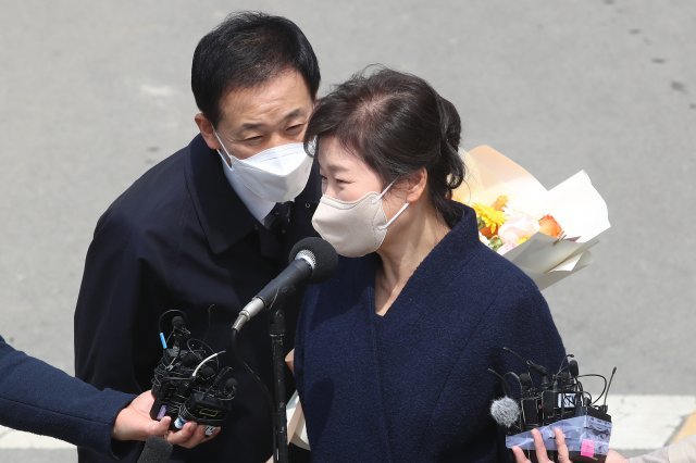 지난달 24일 유영하 변호사가 대구 달성군 유가읍 쌍계리 사저 앞에 도착한 박근혜 전 대통령과 이야기 나누고 있다. 뉴스1