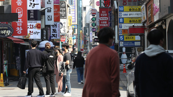 3일 오후 서울 종로구의 한 식당가에 시민들이 지나가고 있다. 정부는 2주간 유행이 통제된다고 판단하면 2주 후엔 전면 폐지를 논의한다는 계획이다. 영업시간 제한이 풀리면 코로나19 이전과 같이 ‘24시간 매장 영업’이 가능해진다. 2022.4.3/뉴스1 © News1 박지혜 기자