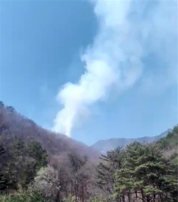 4일 낮 12시 45분쯤 강원 강릉시 왕산면 왕산리에서 산불이 발생해 산림당국과 소방이 헬기 2대와 대원 77명을 투입, 진화하고 있다. (산림청 중앙산불방지대책본부 제공) 2022.4.4/뉴스1