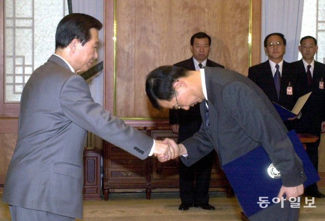 2001년 11월 16일 김대중 대통령이 청와대에서 한덕수 신임 정책기획수석에게 임명장을 수여하고 있다. 동아일보DB