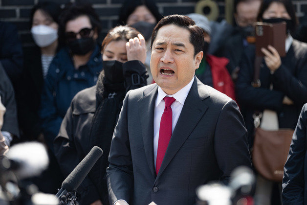 강용석 가로세로연구소 소장이 4일 오후 경기도 수원시 권선구 제10전투비행단 앞에서 열린 경기도지사 출마 공식선언 기자회견에서 발언을 하고 있다. 2022.4.4/뉴스1