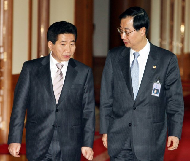 2006년 3월 21일 노무현 대통령이 청와대에서 열린 국무회의에 한덕수 경제부총리와 회의장에 입장 하고있다.