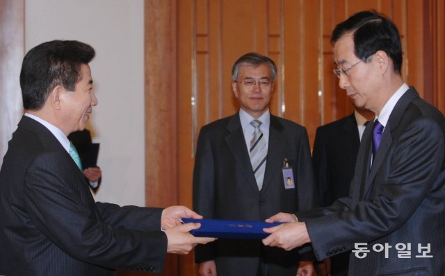 2007년 4월 3일 노무현 대통령이 청와대에서 한덕수 신임 국무총리에게 임명장을 수여하고 있다. 뒤편으로 당시 문재인 비서실장이 보인다. 동아일보DB