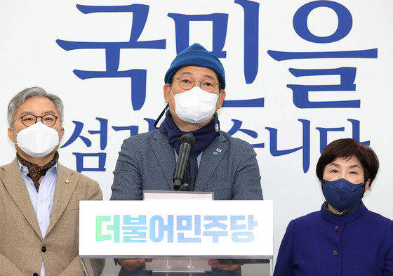 송영길 더불어민주당 대표가 지난 3월10일 오후 서울 여의도 국회에서 열린 기자회견에서 사퇴 의사를 밝히고 있다. 뉴스1