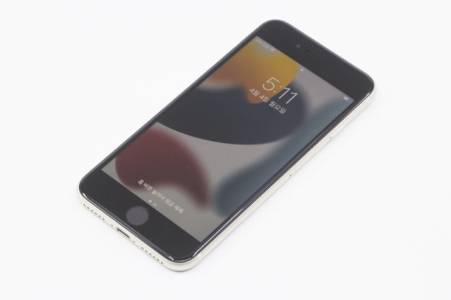 디스플레이는 4.7인치며, 위아래 베젤이 크기때문에 실제 크기 대비 화면은 작다. 출처=IT동아