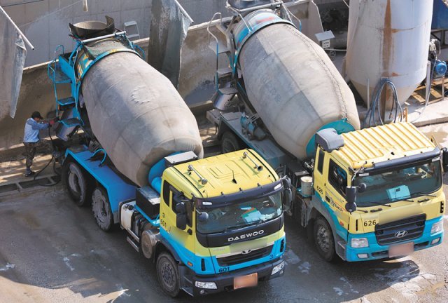 전국 곳곳서 ‘시멘트 대란’ 4일 경기 안양시의 한 레미콘 공장에 트럭들이 나란히 서 있다. 시멘트 원료인 유연탄 수급난에 따라 올해 2월 시멘트 가격은 t당 9만3000원으로 지난해 1월보다 24% 올랐다. 안양=뉴스1