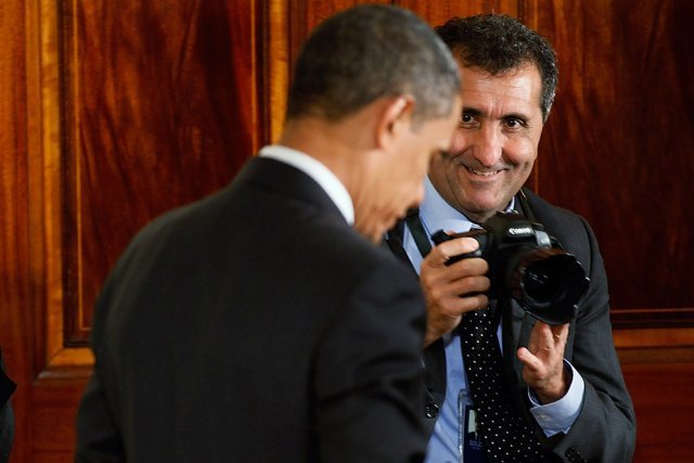 버락 오바마 미국 대통령(왼쪽) 시절 백악관 전속 사진사였던 피터 수자(오른쪽)가 오바마 대통령을 카메라에 담고 있다. 피터 수자 플리커 계정
