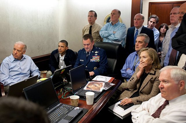 2011년 백악관 상황실에서 오사마 빈라덴 제거작전 영상을 시청하는 오바마 대통령(왼쪽 두 번째)과 행정부 관리들. 백악관 홈페이지