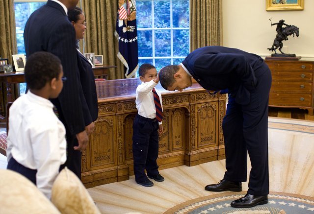 2009년 백악관 집무실을 구경 온 흑인 직원 자녀에게 자신의 머리를 만져보라고 하는 버락 오바마 대통령(오른쪽). 백악관 홈페이지