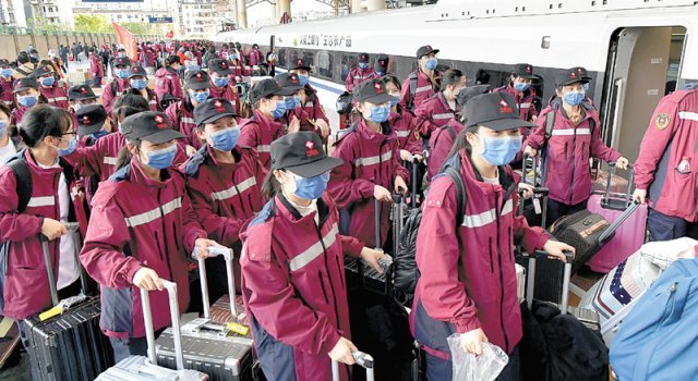 3일 중국 장시성 난창역에서 마스크를 쓰고 여행용 가방을 든 의료진이 상하이행 기차에 오르고 있다. 인구 2500만 명의 상하이는
 신종 코로나바이러스 감염증(코로나19) 확산으로 지난달 28일부터 도시를 봉쇄하고 있다. 난창=신화 뉴시스