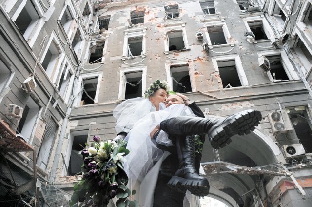 러軍 포격받은 건물 배경으로 결혼 기념촬영