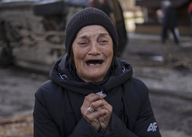 4일 우크라이나 수도 키이우 인근의 부차에서 한 여성이 살해된 남편의 시신 앞에서 오열하고 있다. AP 뉴시스