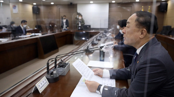 홍남기 경제부총리 겸 기획재정부 장관이 5일 오전 정부세종청사에서 물가관계장관회의를 주재하며 발언하고 있다. 2022.4.5/뉴스1