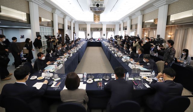 5일 서울 중구 한국프레스센터에서 2022년 최저임금위원회 1차 전원회의가 열리고 있다. 사진공동취재단