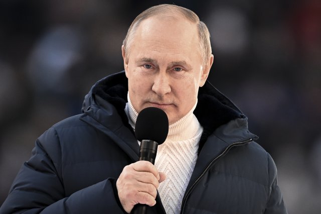 블라디미르 푸틴 러시아 대통령이 지난 3월 18일(현지시간) 모스크바의 루즈니키 경기장에서 열린 크름반도(크림반도) 합병 8주년 기념 콘서트에 참석해 연설하고 있다. AP/뉴시스