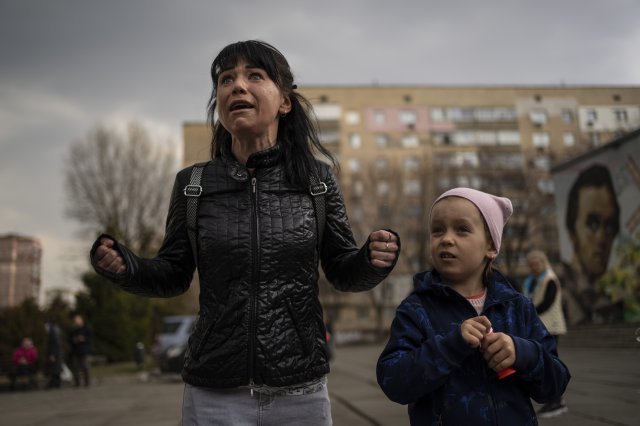 3월 29일 우크라이나 키이우 외곽 브로바리에서 피란 중이던 한 여성이 딸과 함께 인터뷰를 하던 중 눈물을 터트렸다.