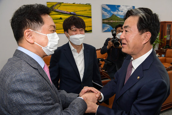 이준석 국민의힘 대표와 김기현 원내대표가 4일 오전 서울 여의도 국회 농해수위 위원장실에서 원내대표 출마 의사를 밝힌 김태흠 의원을 만나 인사를 나누고 있다. 2022.4.4/뉴스1