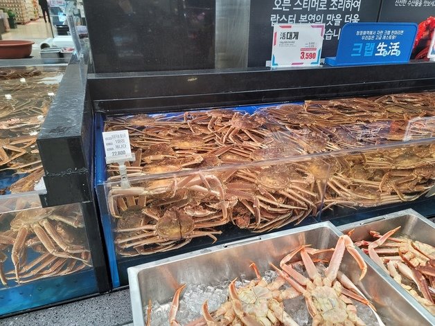 대형마트에서 할인 판매하고 있는 러시아산 대게(독자 제공).© 뉴스1