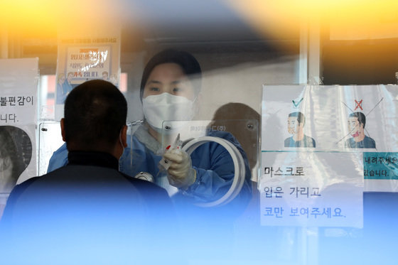 5일 오전 서울 중구 서울역광장에 마련된 신종 코로나바이러스 감염증(코로나19) 임시 선별검사소에서 검사가 진행되고 있다. 2022.4.5/뉴스1
