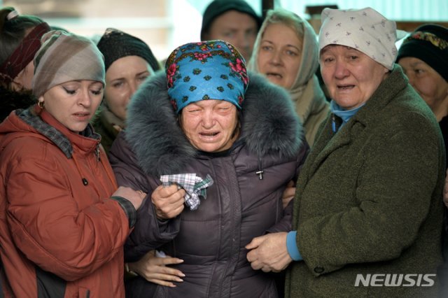 3월 27일 키르기스스탄 서부 카라발타에서 우크라이나 전쟁에 투입됐다가 사망한 러시아 병사의 장례식이 열려 병사의 어머니가 오열하고 있다.