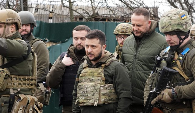 4일 젤렌스키 우크라이나 대통령이 방탄조끼를 입고 수도 키이우 외곽 도시 부차를 둘러보고 있다. 부차=AP뉴시스