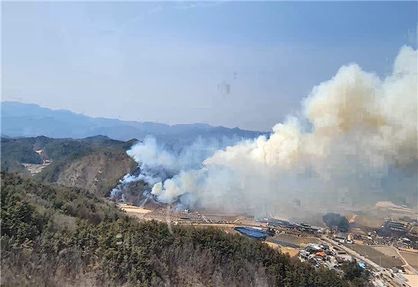 5일 오후 경북 봉화군 화천리에서 발생한 산불로 흰 연기가 하늘로 솟아오르고 있다.(경북도 제공)ⓒ 뉴스1