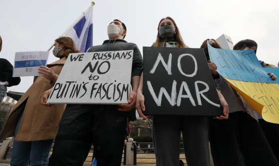 재한 러시아인들이 12일 오후 서울 종로구 보신각 앞에서 우크라이나 전쟁 반대 집회를 하고 있다. 2022.3.12/뉴스1 © News1