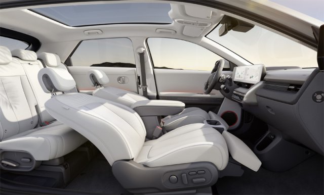 현대자동차의 전용 전기차 아이오닉5는 탄소 배출이 없는 친환경 차량이란 정체성을 강조하기 위해 재활용 소재와 친환경 재료가 다수 활용됐다. 현대자동차 제공