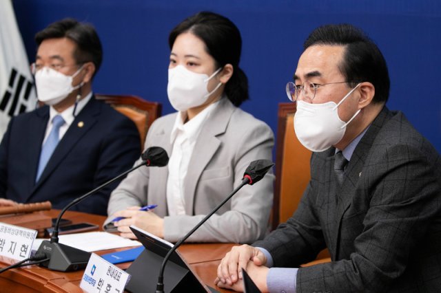 더불어민주당 박홍근 원내대표(오른쪽)가 6일 오전 서울 여의도 국회에서 열린 비상대책위원회의에서 발언을 하고 있다. 사진공동취재단
