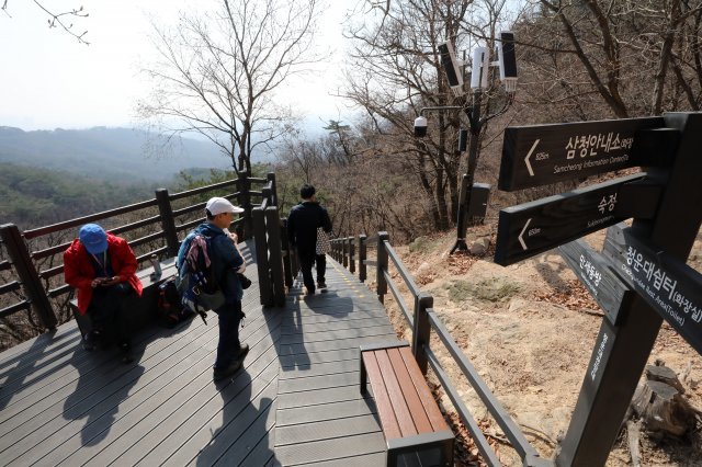 청와대 뒤편 북악산이 6일 시민품으로 돌아가 완전 개방됐다. 6일 오전 서울 북악산 남측 탐방로 청운대 전망대에서 시민들이 휴식을 취하고 있다.