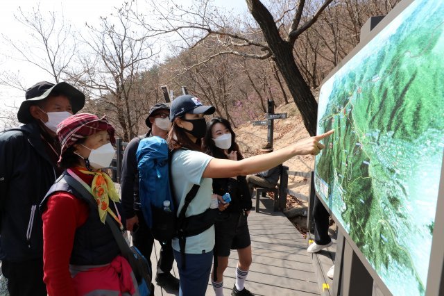 청와대 뒤편 북악산이 6일 시민품으로 돌아가 완전 개방됐다. 6일 오전 서울 북악산 남측 탐방로 청운대 전망대에서 시민들이 등산로를 보고 있다.