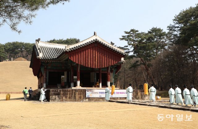 한식날인 6일 경기 구리 동구릉내 태조 이성계의 건원릉에서 봉분을 덮고있는 억새를 자르는 ‘청완 예초의’가 진행됐다. 이후 고유제가 열리고 있다.