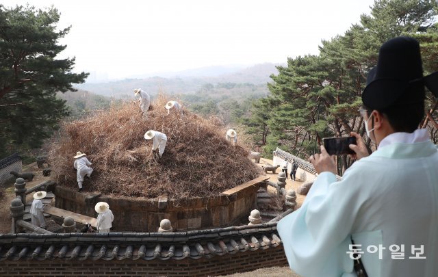 능침을 살피는 ‘봉심헌관’이 사진을 찍고있다.