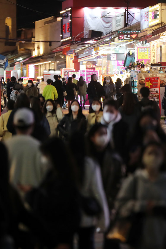 4일 오후 서울 마포구 홍대거리에서 시민들이 발걸음을 옮기고 있다.  2022.4.4/뉴스1