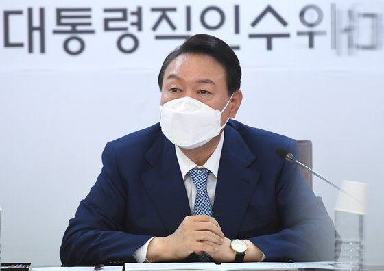 윤석열 대통령 당선인이 6일 오후 서울 종로구 통의동 제20대 대통령직인수위원회에서 열린 시·도지사 간담회에서 인사말을 하고 있다. 2022.4.6/뉴스1 © News1